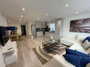 Maisy Lodge - Two Bed Lux Flat - Parking, Netflix, WIFI - Close to Blenheim Palace & Oxford - F2